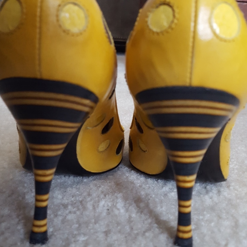 Alexander McQueen Yellow/Black Polka Dot Pump - Picture 6 of 10